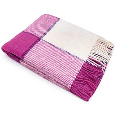 Рожевий флісовий плед з логотипом для б’юті-брендів. Замовити вишивку на пледі для клієнтів та партнерів. Рожевий флісовий плед з логотипом для б’юті-брендів. Замовити вишивку на пледі для клієнтів та партнерів.