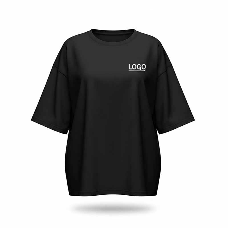 Чорна футболка оверсайз зі спущеним плечем та вишитим логотипом. Приклад сучасного корпоративного мерчу Чорна футболка оверсайз зі спущеним плечем та вишитим логотипом. Приклад сучасного корпоративного мерчу