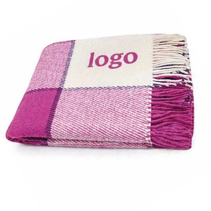 Рожевий плед з логотипом для б’юті-брендів. Замовити вишивку на пледі для клієнтів та партнерів. Рожевий плед з логотипом для б’юті-брендів. Замовити вишивку на пледі для клієнтів та партнерів.