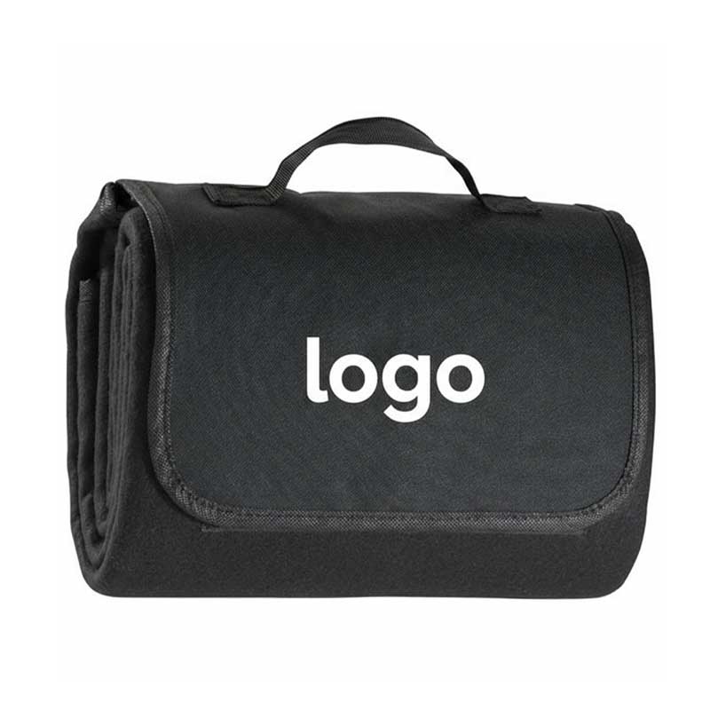 Чорний двосторонній плед з логотипом. Преміальна комп'ютерна вишивка на пледах для солідного корпоративного мерчу. Чорний двосторонній плед з логотипом. Преміальна комп'ютерна вишивка на пледах для солідного корпоративного мерчу.