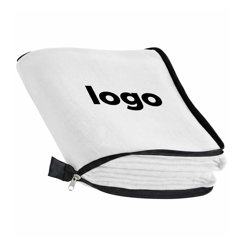 В'язані пледи з логотипом у білому кольорі. Елегантна вишивка ініціалів на пледі для індивідуальних замовлень. В'язані пледи з логотипом у білому кольорі. Елегантна вишивка ініціалів на пледі для індивідуальних замовлень.