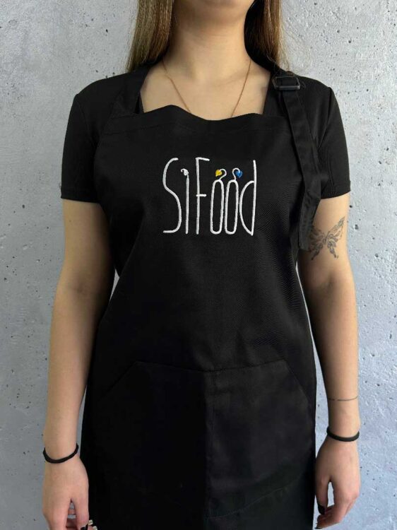 Чорний фартух з вишитим логотипом для перукарні. Уніформа для майстрів: машинна вишивка на замовлення.