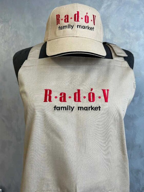 Брендований фартук з написом на замовлення та кепка в єдиному стилі. Професійне нанесення логотипа для персоналу.