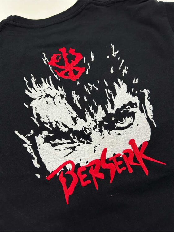 Чорна футболка з вишитим малюнком обличчя та написом Berserk. Художня машинна вишивка на замовлення.