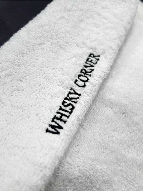 Вишивка логотипу на білому махровому рушнику. Брендування текстилю.