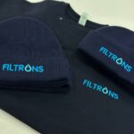 Однакові вишиті логотипи на темно-синій шапці та футболці. Комп'ютерна вишивка Київ.