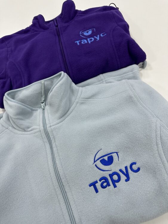 Сіра та фіолетова кофта з вишитим логотипом. Машинна вишивка на теплому одязі на замовлення.