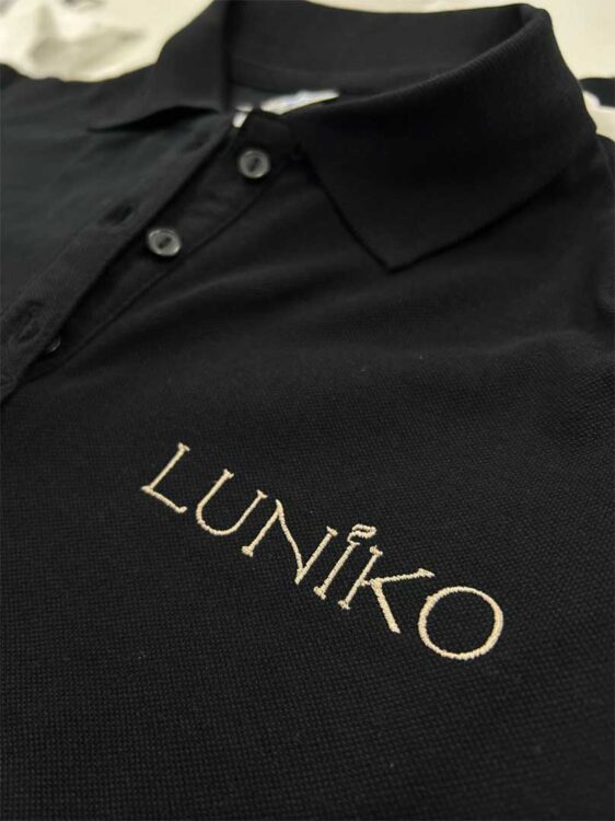 Вишивка логотипа на чорному поло. Брендування одягу, створення макета вишивки.