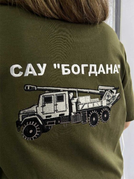 Зелена футболка з вишитим написом "САУ Богдана". Машинна вишивка патріотичної символіки на одязі на замовлення.