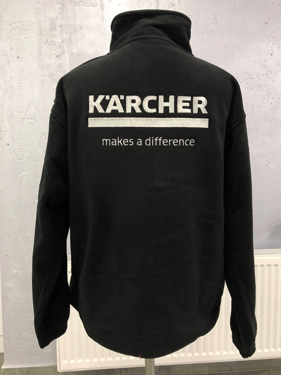 Чорна кофта з вишивкою: брендування одягу, пошиття корпоративної форми та мерч на замовлення.