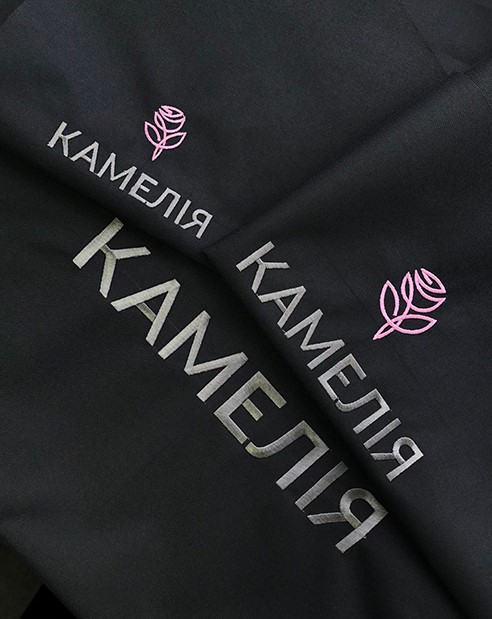 Вишивка логотипу бренду "Комелія" на одязі. Приклад якісної машинної вишивки на замовлення.