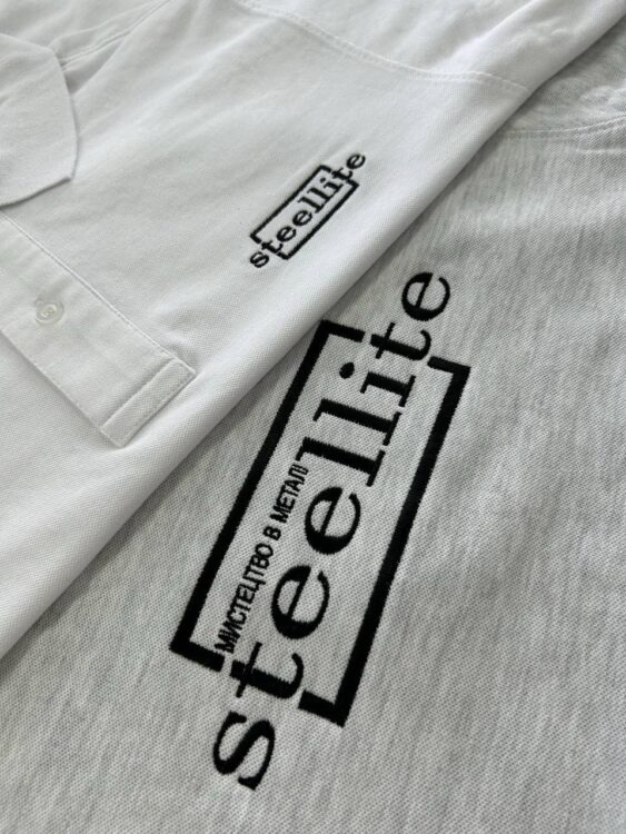 Брендовані сіра та біла поло з вишитим логотипом. Машинна вишивка на одязі на замовлення.