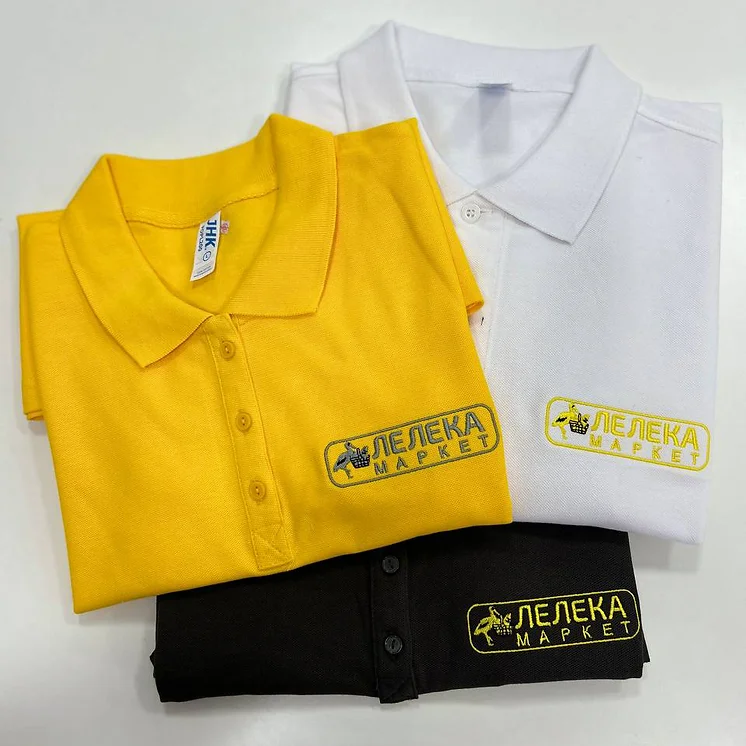 Брендування одягу: жовта і біла футболки з лого. Комп'ютерна вишивка Київ.