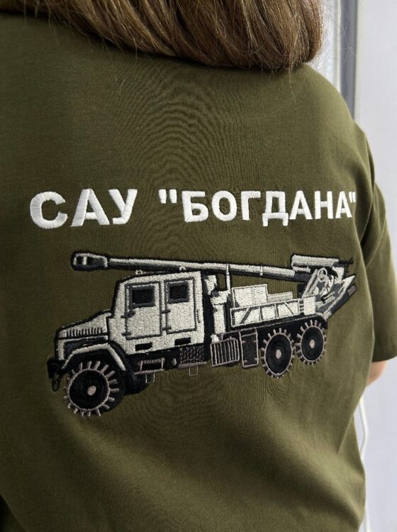 Вишивка напису "САУ Богдана" на зеленій футболці. Створення індивідуального макета для виготовлення.