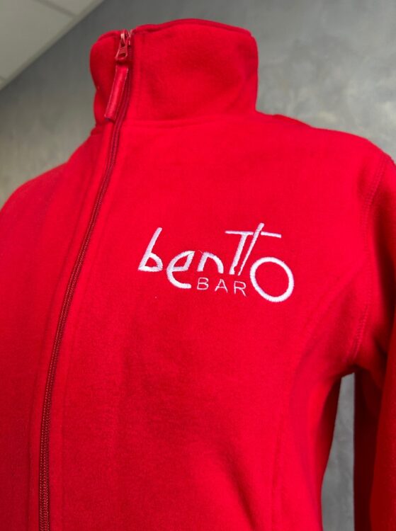 Червона флісова кофта: брендування одягу, вишивка логотипа та пошиття корпоративної форми.