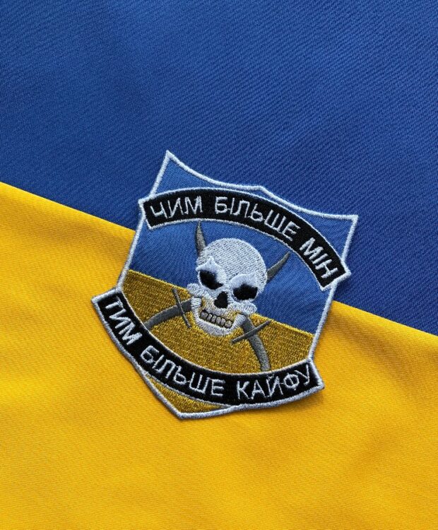 Вишитий шеврон із зображенням черепа (нашивка). Машинна вишивка оригінальних дизайнів на замовлення.