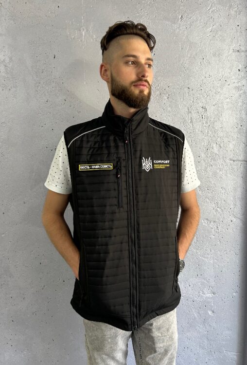 Коричневий утеплений жилет з вишитим логотипом компанії. Приклад брендування робочого одягу для персоналу.