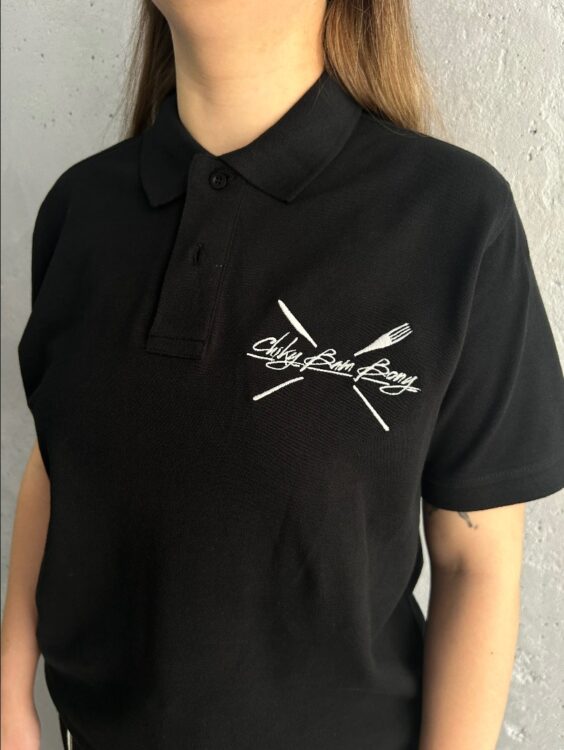 Чорне поло з лого ресторану. Вартість вишивки залежить від розміру макета та складності.