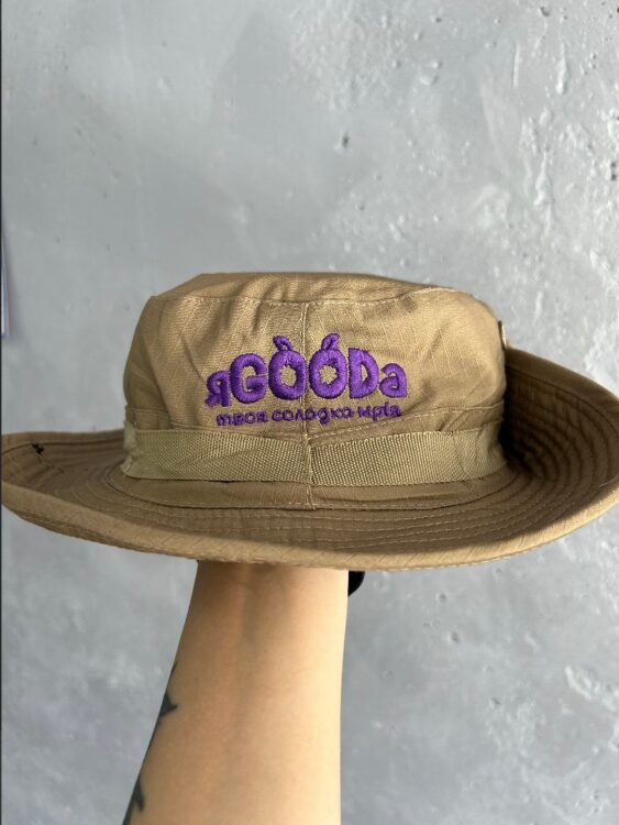 Брендування панам: вишивка логотипа на замовлення для літнього корпоративного одягу.