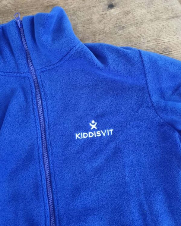 Синя флісова кофта: брендування одягу, вишивка логотипа та пошиття корпоративної форми.
