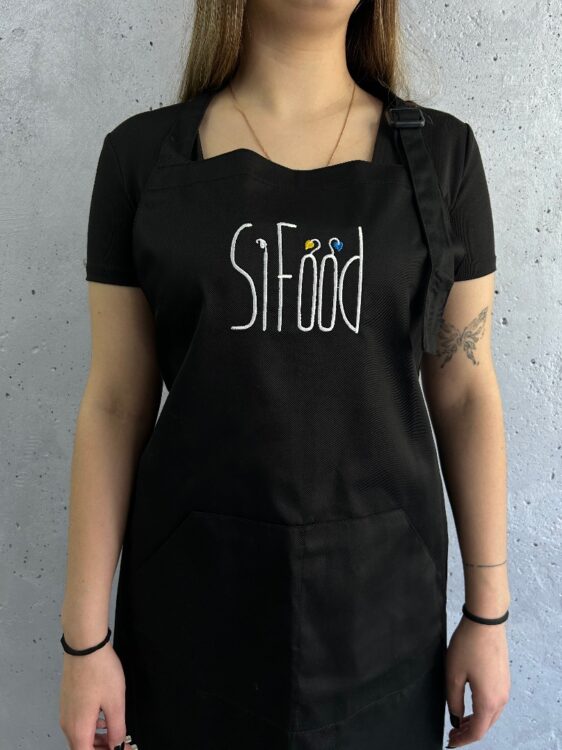 Чорний фартух з вишитим логотипом для перукарні. Уніформа для майстрів: машинна вишивка на замовлення.