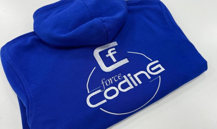 Синє худі з лого. Комп'ютерна вишивка на одязі