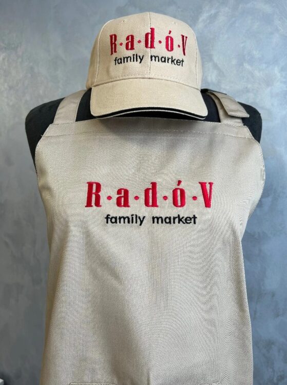 Брендований фартук з написом на замовлення та кепка в єдиному стилі. Професійне нанесення логотипа для персоналу.