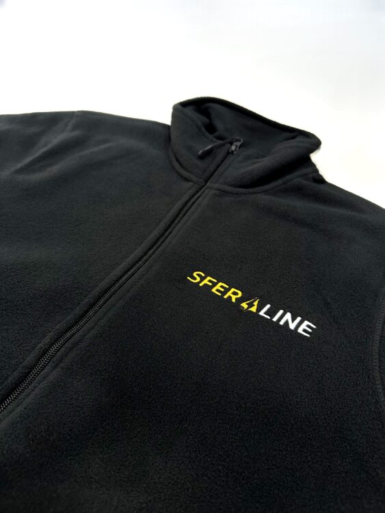 Чорна кофта на блискавці: брендування одягу, вишивка логотипа та спецодяг з логотипом.