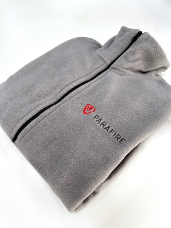 Сіра флісова кофта: брендування одягу, вишивка логотипа та пошиття корпоративної форми.