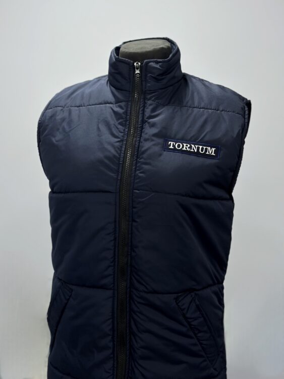 Теплий чоловічий жилет з логотипом компанії. Брендування робочого одягу для кур'єрів та логістів.