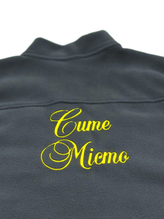 Сіра кофта з вишивкою: жовтий логотип, брендування одягу та пошиття корпоративної форми.