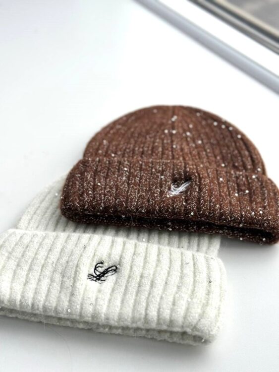 Біла та коричнева шапка з вишитим логотипом. Машинна вишивка на головних уборах на замовлення.