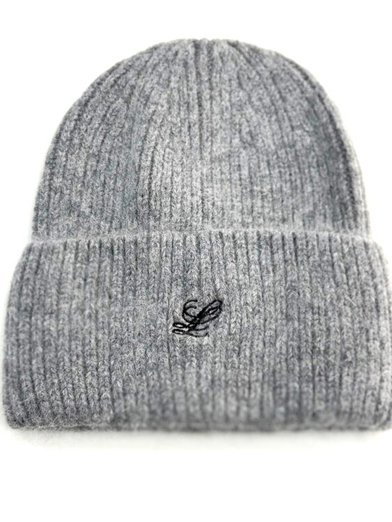 Сіра шапка з вишитим логотипом. Машинна вишивка на головних уборах на замовлення.