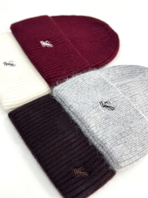 Брендування головних уборів: бордова, біла, сіра та чорна шапки з лого