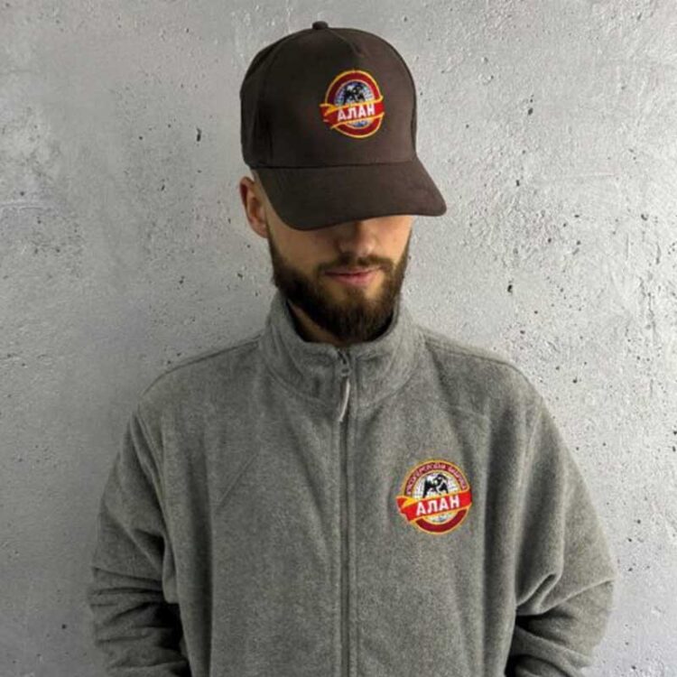 Сіра кофта з вишитим логотипом Алан. Машинна вишивка на одязі та брендування корпоративного мерчу.