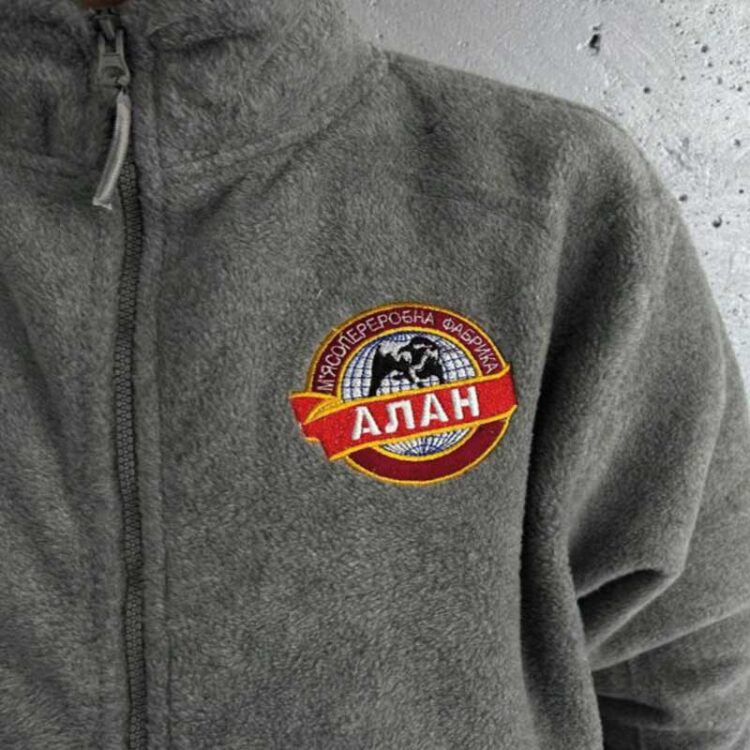 Сіра кофта з логотипом: машинна вишивка логотипа Алан та пошиття корпоративної форми.