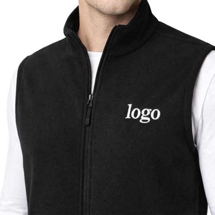 Вишивка логотипу на чорному жилеті. Якісний спецодяг з логотипом