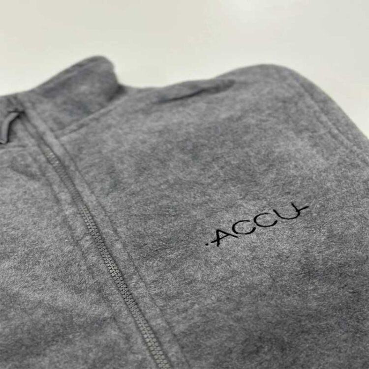 Сіра флісова кофта: з логотипом, машинна вишивка