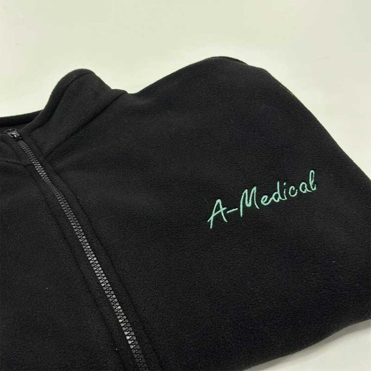 Чорна флісова кофта: з логотипом, машинна вишивка