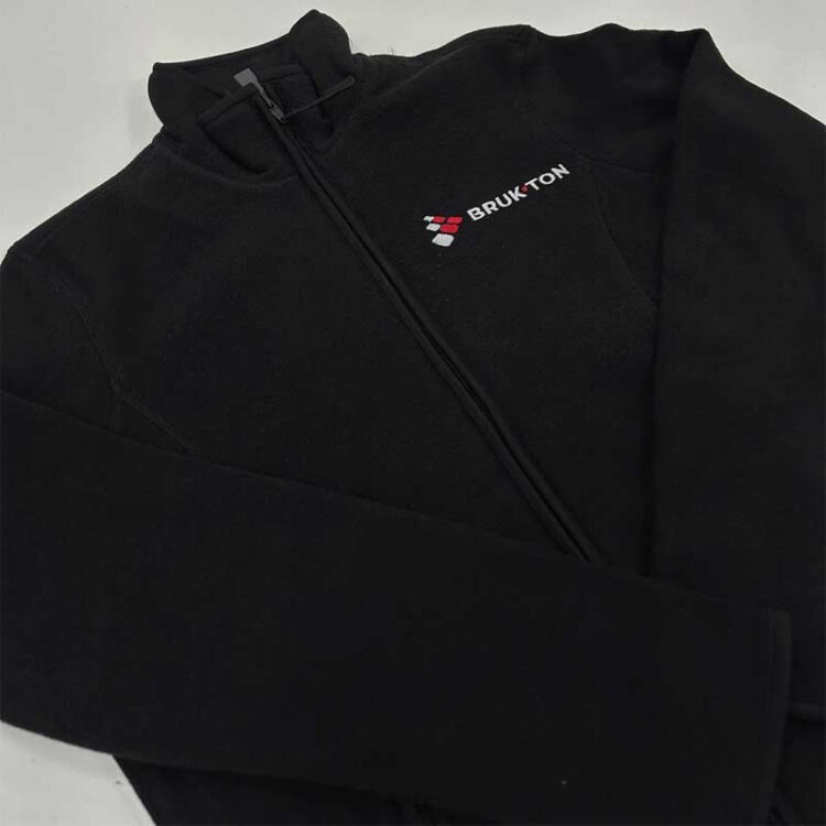 Чорна кофта з логотипом на замовлення. Машинна вишивка на одязі та брендування мерчу.