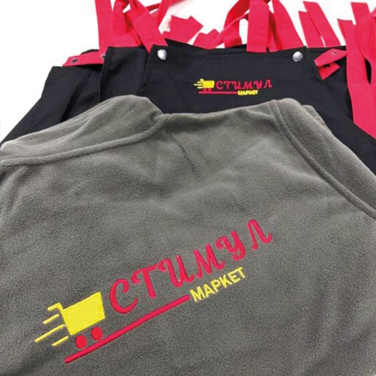 Сіра кофта: брендування одягу, машинна вишивка логотипу та спецодяг з логотипом.