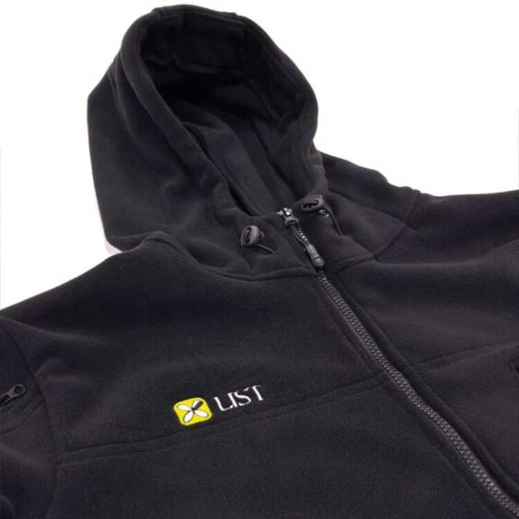 Брендування чорної кофти на молнії для персоналу. Нанесення логотипу на одяг та пошиття уніформи.