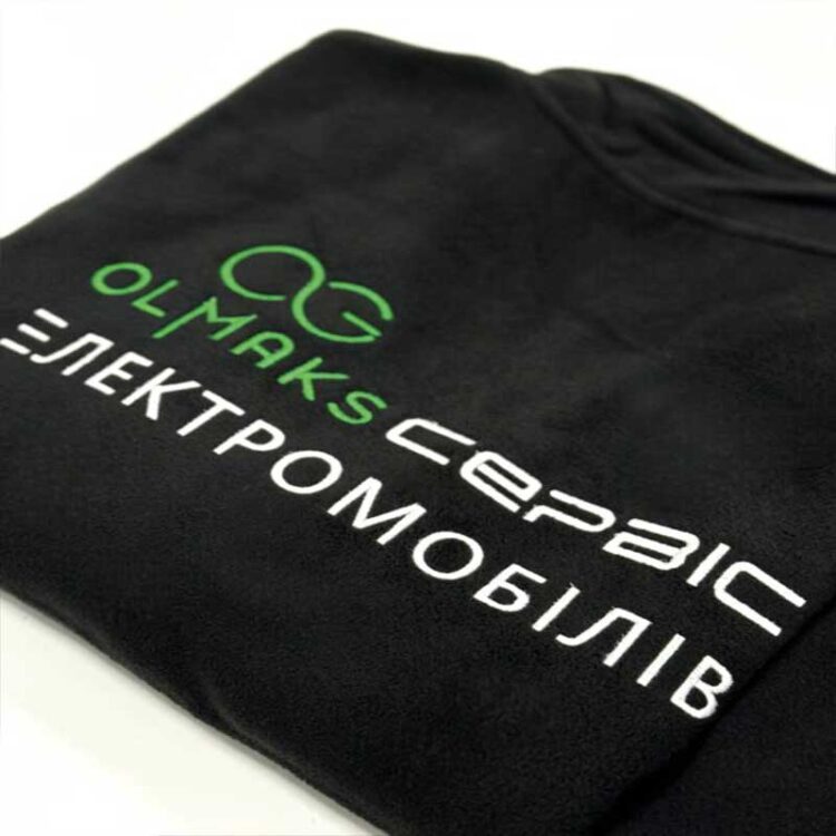 Чорна кофта на блискавці з логотипом. Машинна вишивка на одязі та брендування корпоративного мерчу.