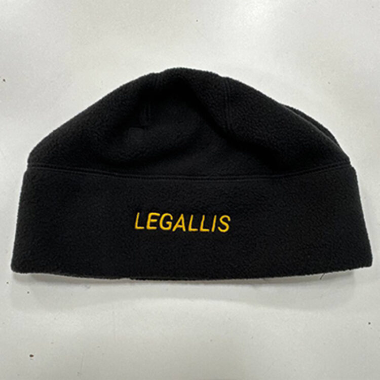 Вишивка жовтого логотипу на чорній шапці. Якісне контрастне брендування