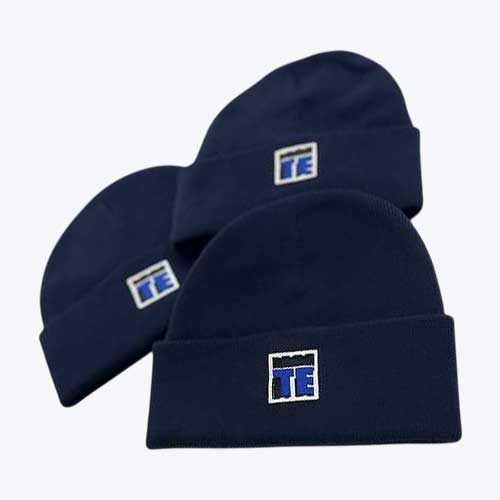 Темно-сині шапки з вишитим логотипом. Машинна вишивка на головних уборах на замовлення Київ.