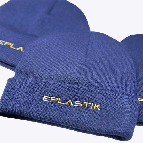 Синя шапка з вишитим логотипом. Машинна вишивка на головних уборах на замовлення.