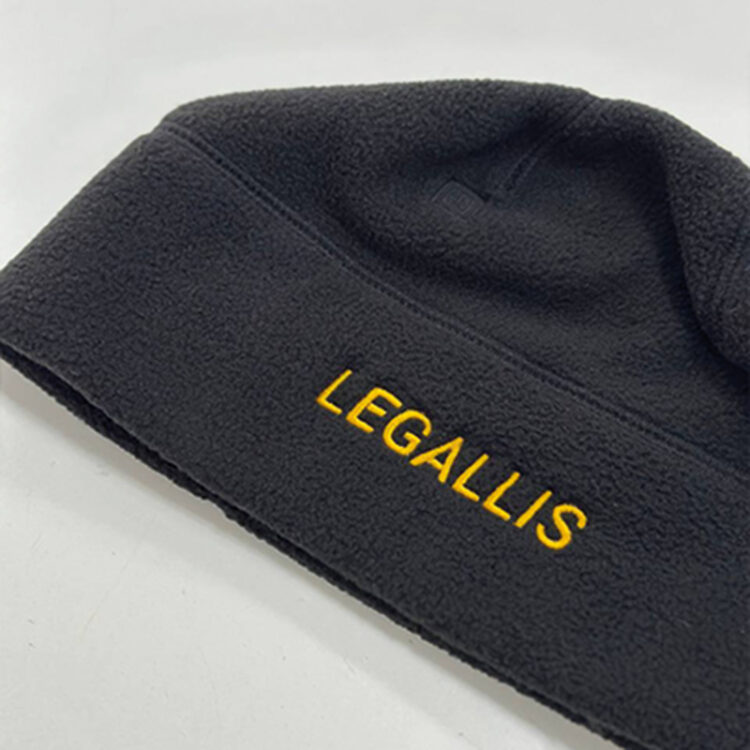 Сіра шапка з жовтим лого. Комп'ютерна вишивка головних уборів Київ.