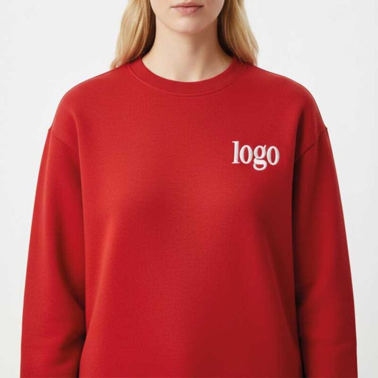 Жіночий червоний світшот для брендування. Машинна вишивка логотипу та нанесення на корпоративний одяг.