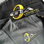 Вишивка логотипу на сірій жилетці та флісовій кофті. Брендування уніформи для холодного періоду.