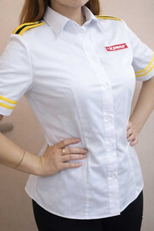 Жіноча біла блуза з вишитим логотипом. Машинна вишивка на сорочках та індивідуальне пошиття уніформи.